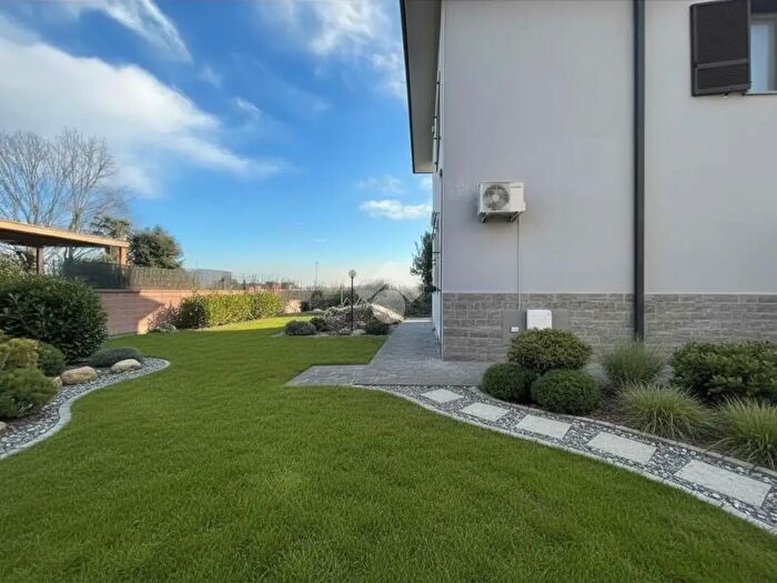 Appartamento trilocale in vendita in Via Roma, Mediglia