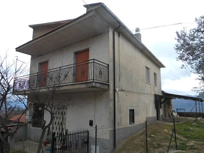 Casa con 5 locali in vendita in Sesto Campano