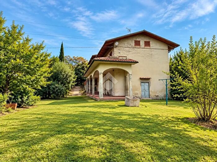 Casa con 10 locali in vendita in Via V Fiorentina II Tronco, Quarrata
