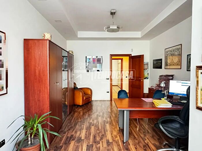 Appartamento con 7 locali in vendita in Napoli