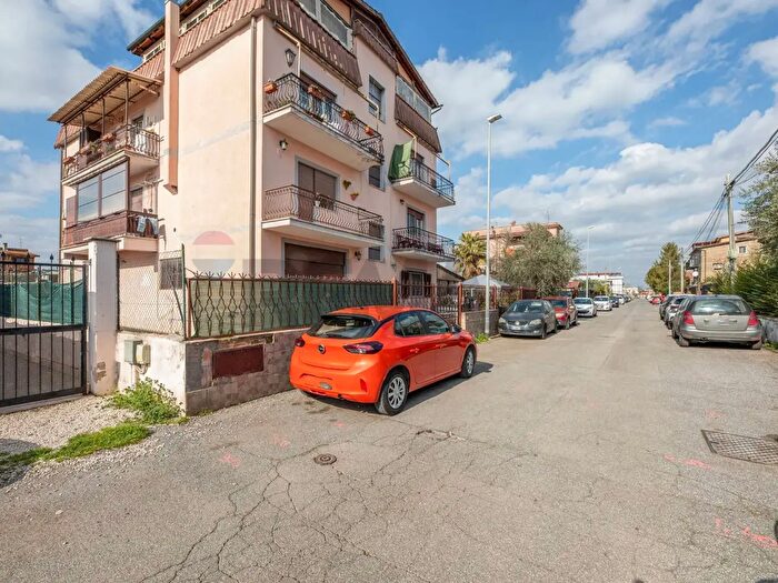 Appartamento trilocale in vendita in Via Castelbellino, Roma