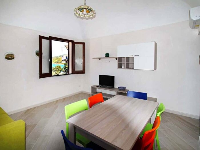 Appartamento trilocale in affitto in Via Verga, Santo Stefano di Camastra