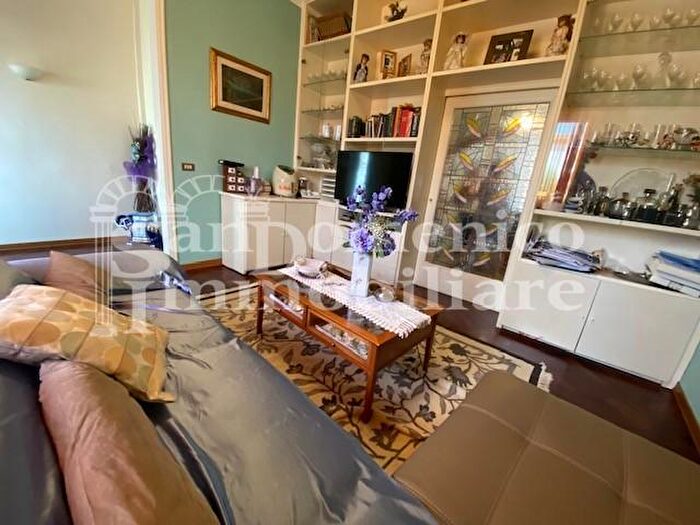 Casa con 6 locali in vendita in Cascina