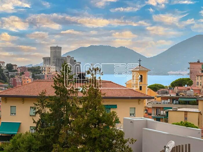 Appartamento quadrilocale in vendita in Via Carbognano ° Traversa, Lerici