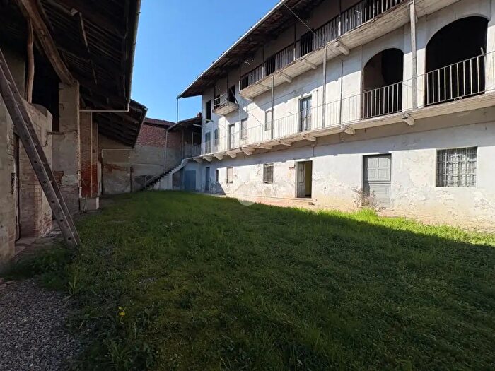 Casa con 8 locali in vendita in Via Don Bartolomeo Villa, Strambino