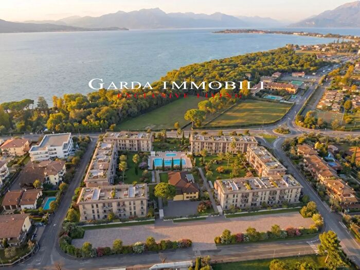 Appartamento trilocale in vendita in Via Francesco Agello, Desenzano Del Garda
