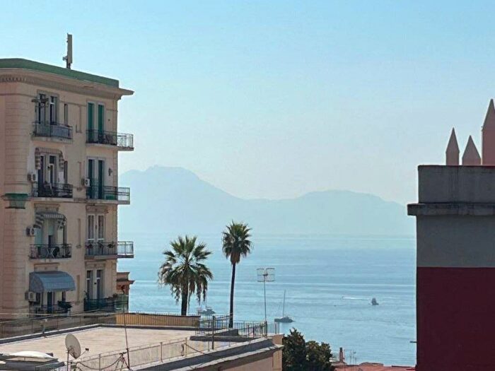 Appartamento quadrilocale in affitto in Via Torquato Tasso, Vomero, Napoli