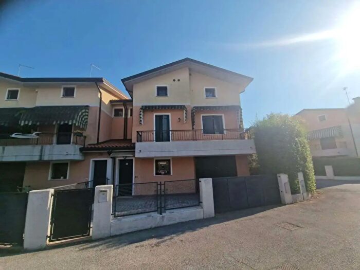 Casa con 6 locali in vendita in Viale Primavera, San Dona' Di Piave