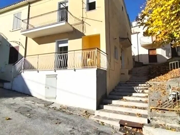 Casa con 6 locali in vendita in Via del Carmine, Montebello Di Bertona