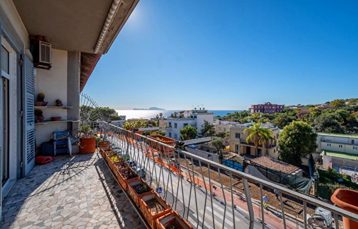 Appartamento con 5 locali in vendita in Via Giovanni Boccaccio, Napoli