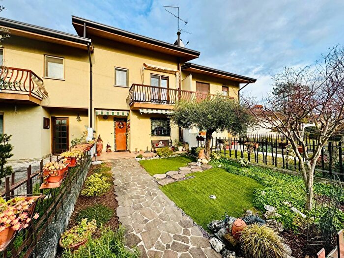 Casa con 6 locali in vendita in Capriva del Friuli Via Battisti, Capriva Del Friuli