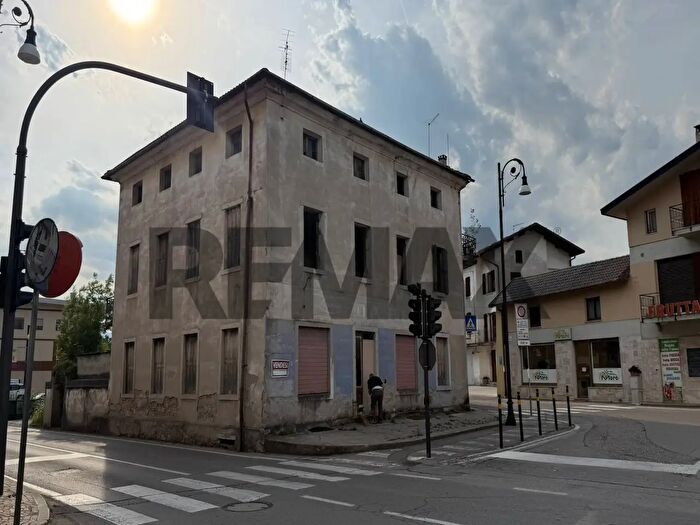 Casa con 16 locali in vendita in Via Luigi Bernard, Borgo Valbelluna