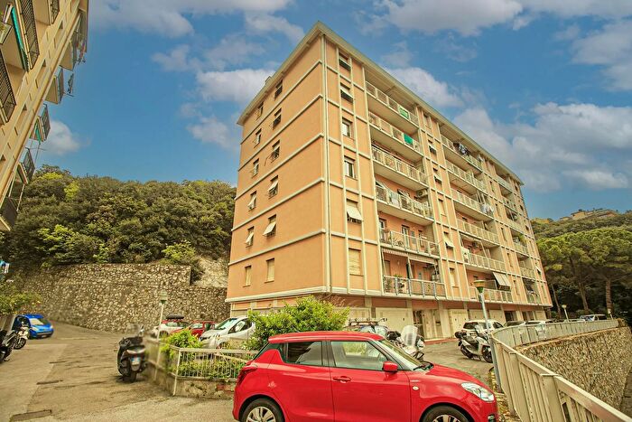 Appartamento con 6 locali in vendita in Via GB Gaulli a, Genova