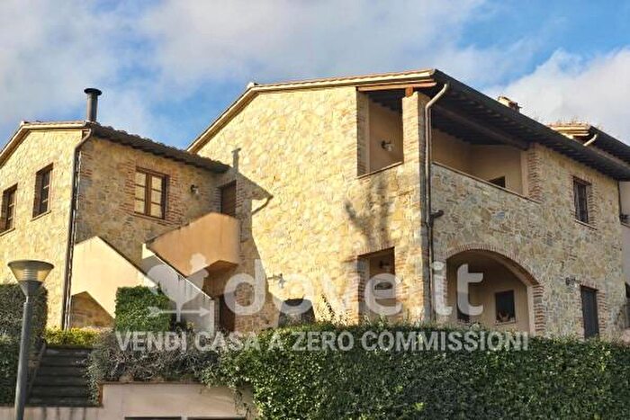 Appartamento trilocale in vendita in Via Primo Maggio, Cetona