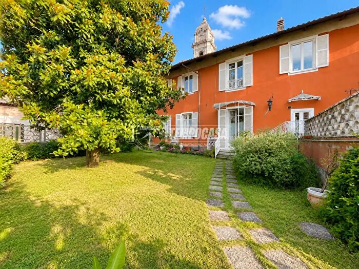 Casa con 8 locali in vendita in Via delle Scuole, Mazze'