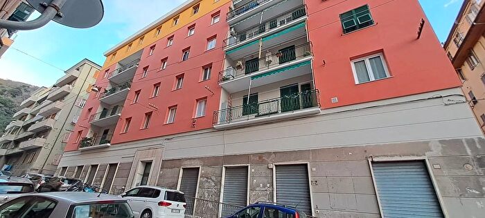Appartamento trilocale in vendita in Via Pellegrini, Genova