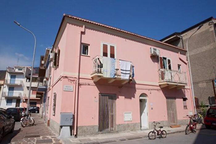 Appartamento trilocale in vendita in Piazza Maggio, Oliveri