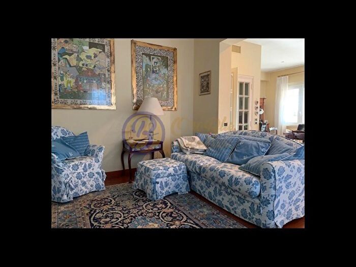 Casa con 9 locali in vendita in Viareggio