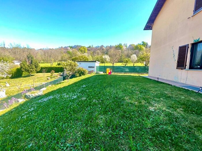 Appartamento trilocale in affitto in Centro, Azzate