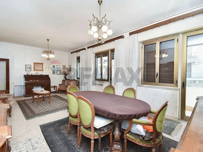 Appartamento con 8 locali in vendita in Via Fimia, Catania