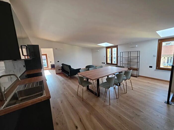 Appartamento con 5 locali in affitto in Via Ciro Menotti, Milano