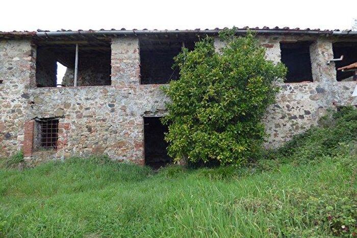 Casa con 10 locali in vendita in Lucca