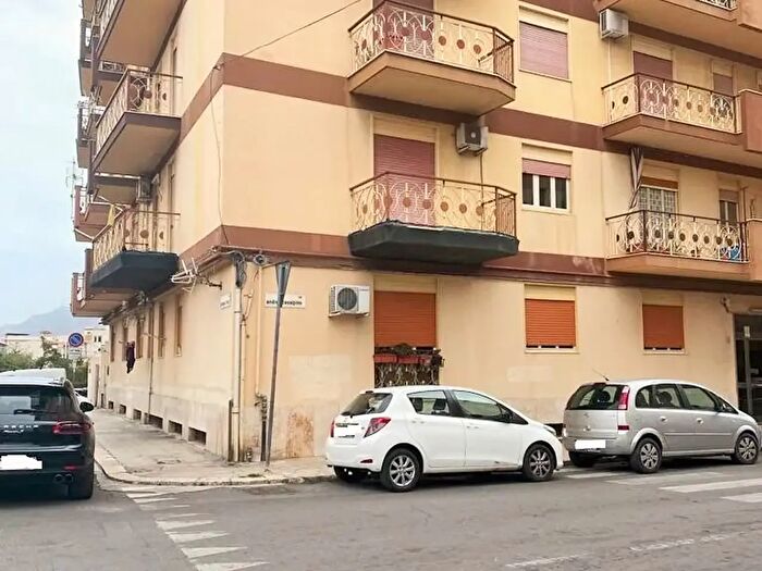 Appartamento con 6 locali in affitto in Via Andrea Cesalpino, Palermo