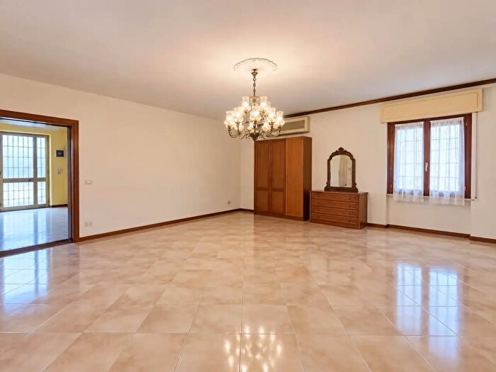 Casa quadrilocale in vendita in Cascina