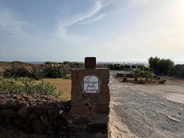 Appartamento trilocale in vendita in Contrada Punta Tre Pietre, Pantelleria