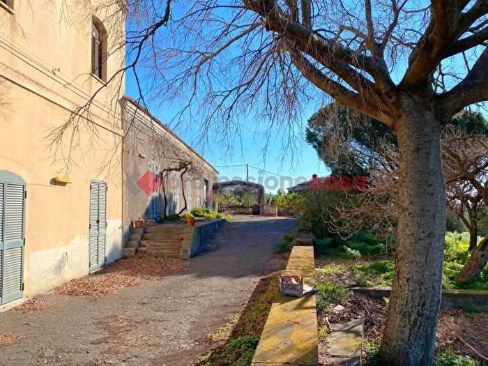 Casa con 8 locali in vendita in Via Paternò, Ragalna