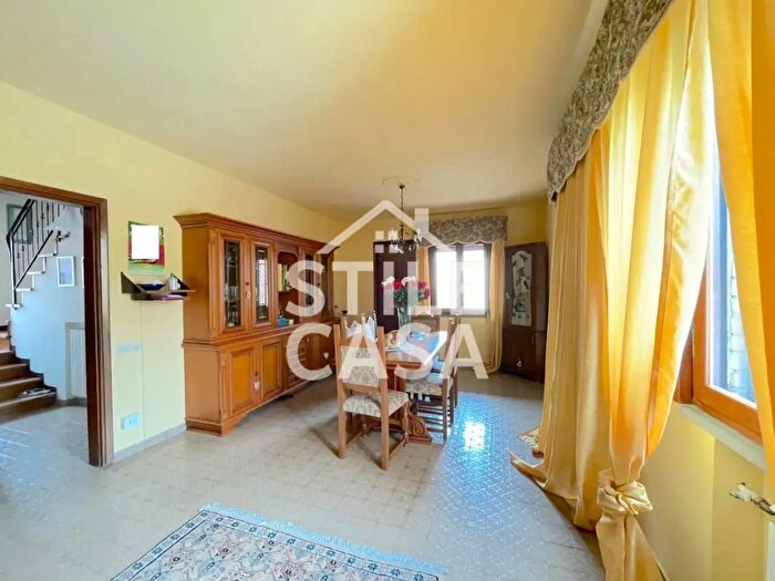 Casa con 10 locali in vendita in Altopascio