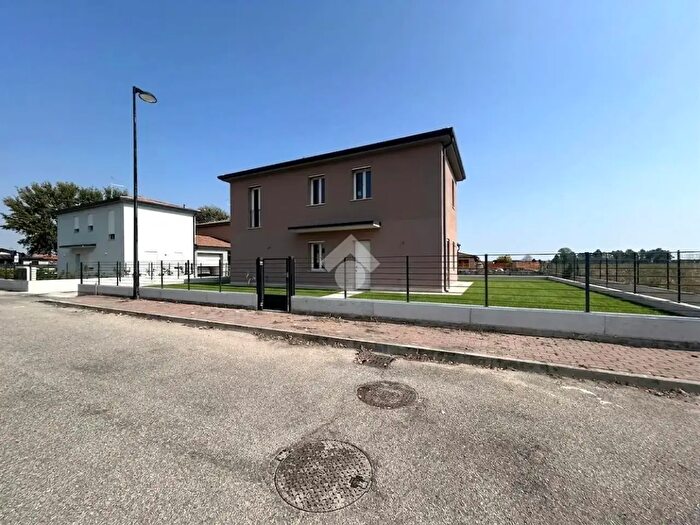 Casa quadrilocale in vendita in Isola Della Scala