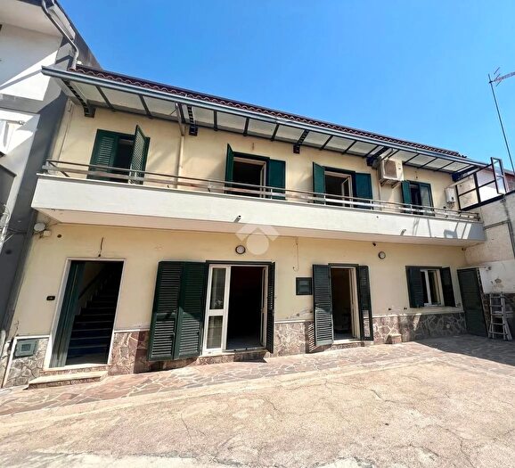 Appartamento trilocale in vendita in Via Gaeta, Mondragone