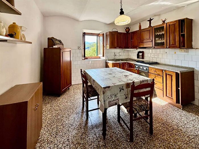 Casa con 5 locali in vendita in Pistoia