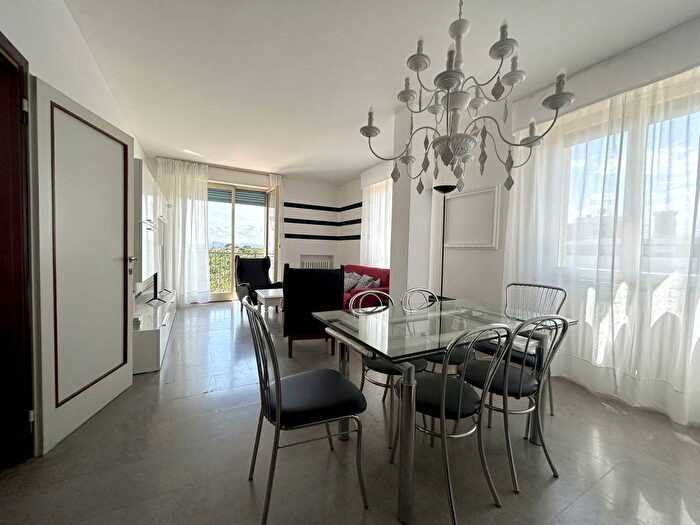 Appartamento con 6 locali in affitto in Centro, Riccione