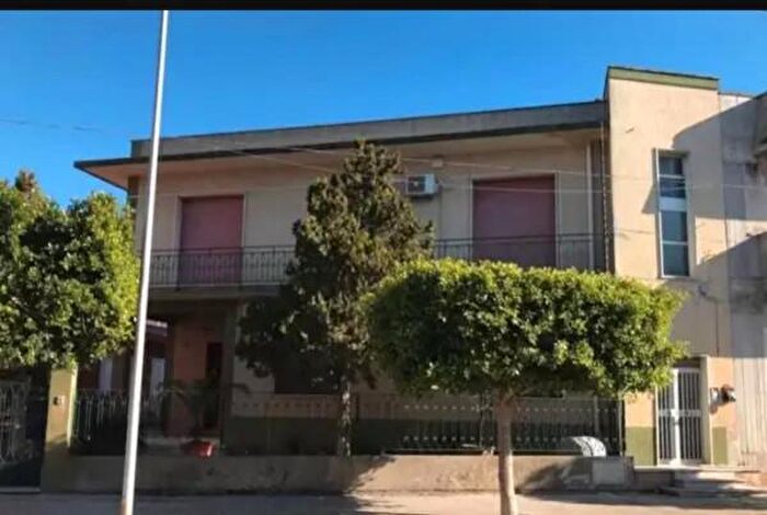 Appartamento con 6 locali in vendita in Via Virgilio, Maruggio