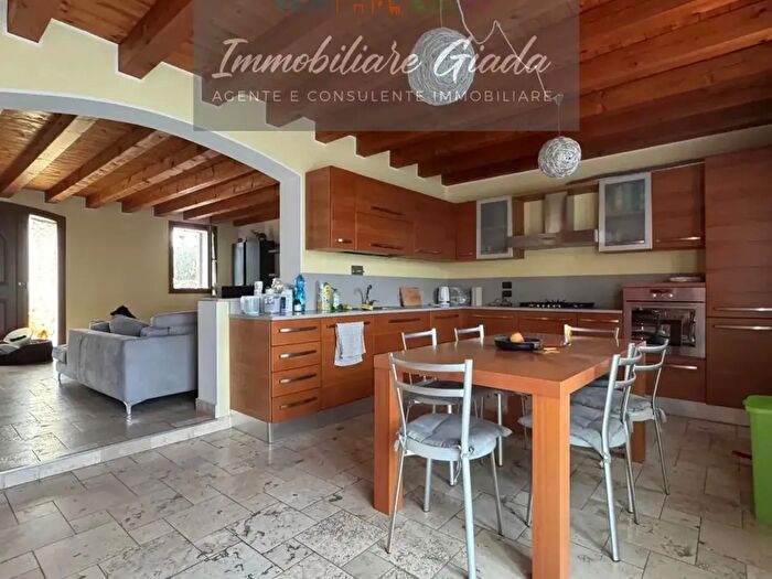 Casa con 6 locali in vendita in Colle Umberto