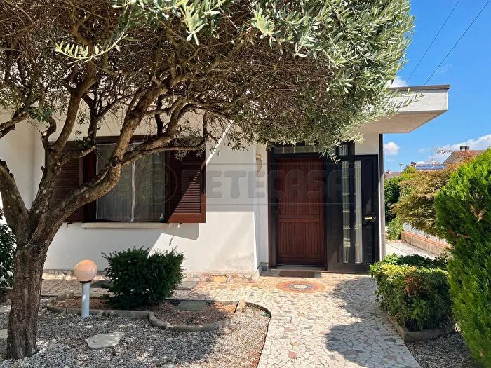 Casa con 6 locali in vendita in Via Cavalieri di Vittorio Veneto, Montecchio Maggiore