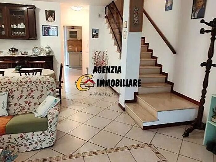 Casa con 8 locali in vendita in Via Agosto, Camaiore