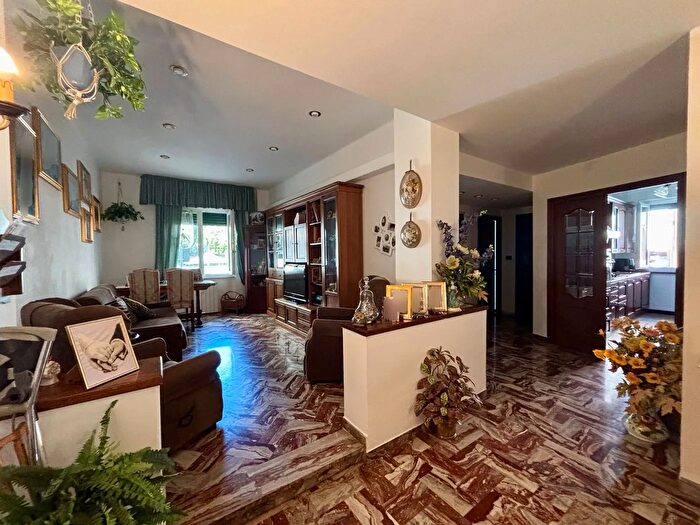 Appartamento trilocale in vendita in Via San Remo, Genova