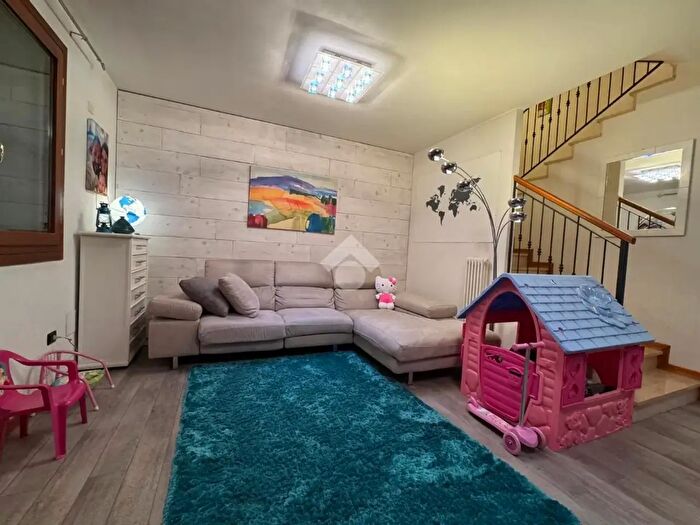 Casa trilocale in vendita in Via Chiodare, Due Carrare