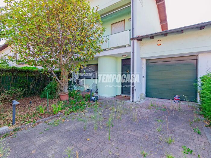 Casa quadrilocale in vendita in Via Cisliano, Vigevano