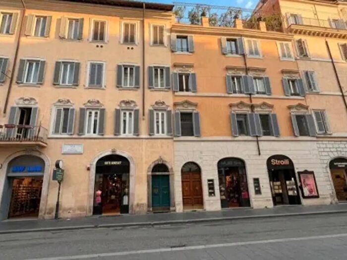 Appartamento trilocale in vendita in Via del Corso, Roma