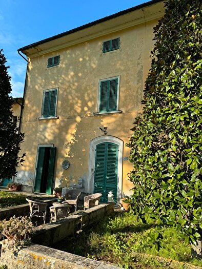 Casa con 10 locali in vendita in Empoli