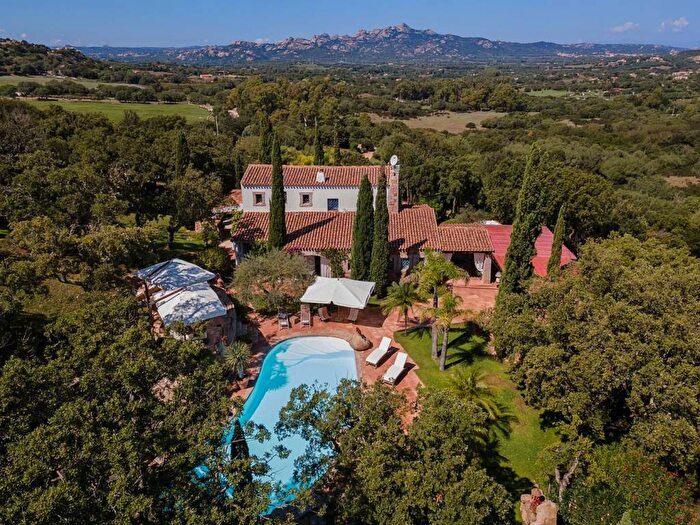 Casa con 6 locali in affitto in Via Stazzu Lu Saraghinu, San Pantaleo, Olbia