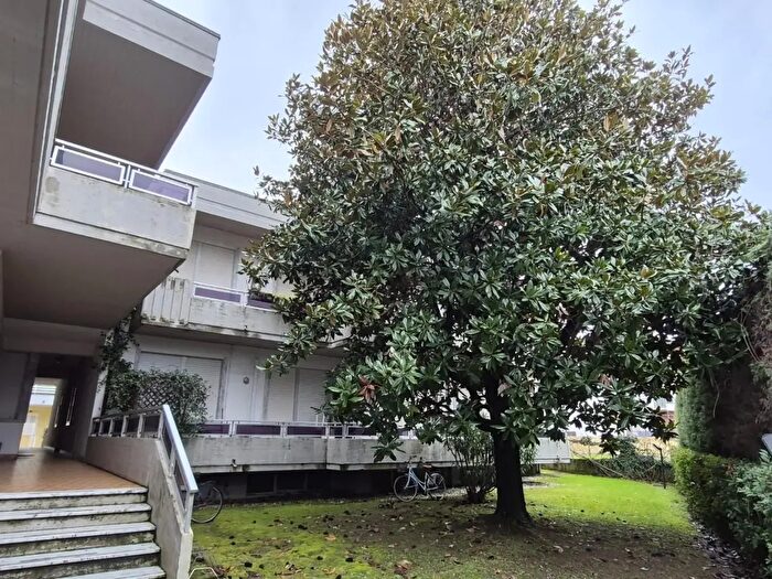 Appartamento con 6 locali in vendita in Massa