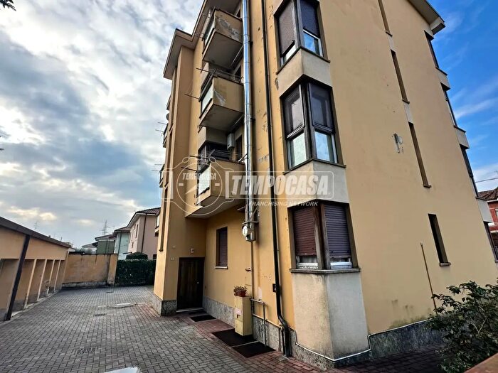 Appartamento trilocale in vendita in Via Mirasole, Usmate Velate