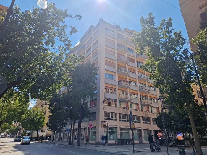 Appartamento con 6 locali in affitto in Via Principe di Belmonte, Palermo