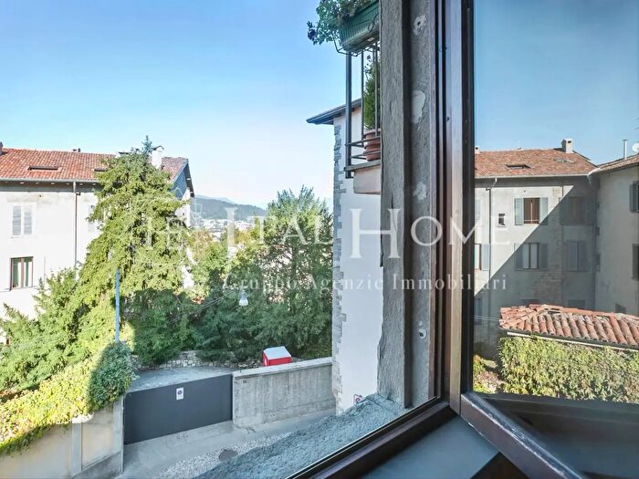 Appartamento trilocale in vendita in Via Tassis, Bergamo