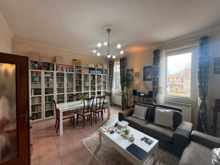 Appartamento trilocale in vendita in Via Amedeo Cencelli, Roma